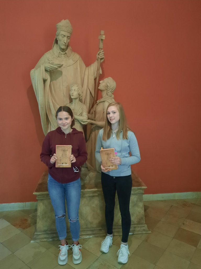 Zwei unserer Schülerinnen bereiten sich auf den Benedictus Latein Wettbewerb vor... 11.05.2022