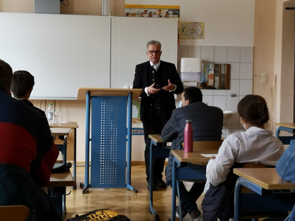 Florian Streibl (MdL) besuchte unsere Schule für eine Diskussion mit der 10. Klasse... 27.04.2022