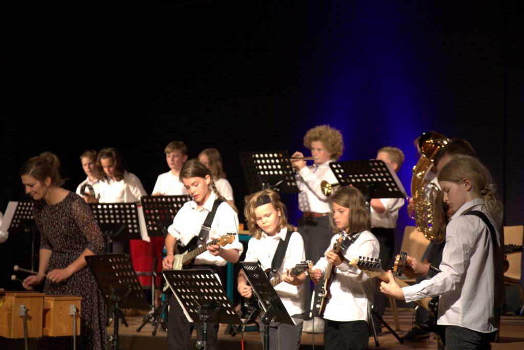 Unterstufenensembles, Chor, Orchester und die Bigband sorgten in der Rosner-Aula für ein abwechslungsreiches Musikprogramm... 26.07.2022