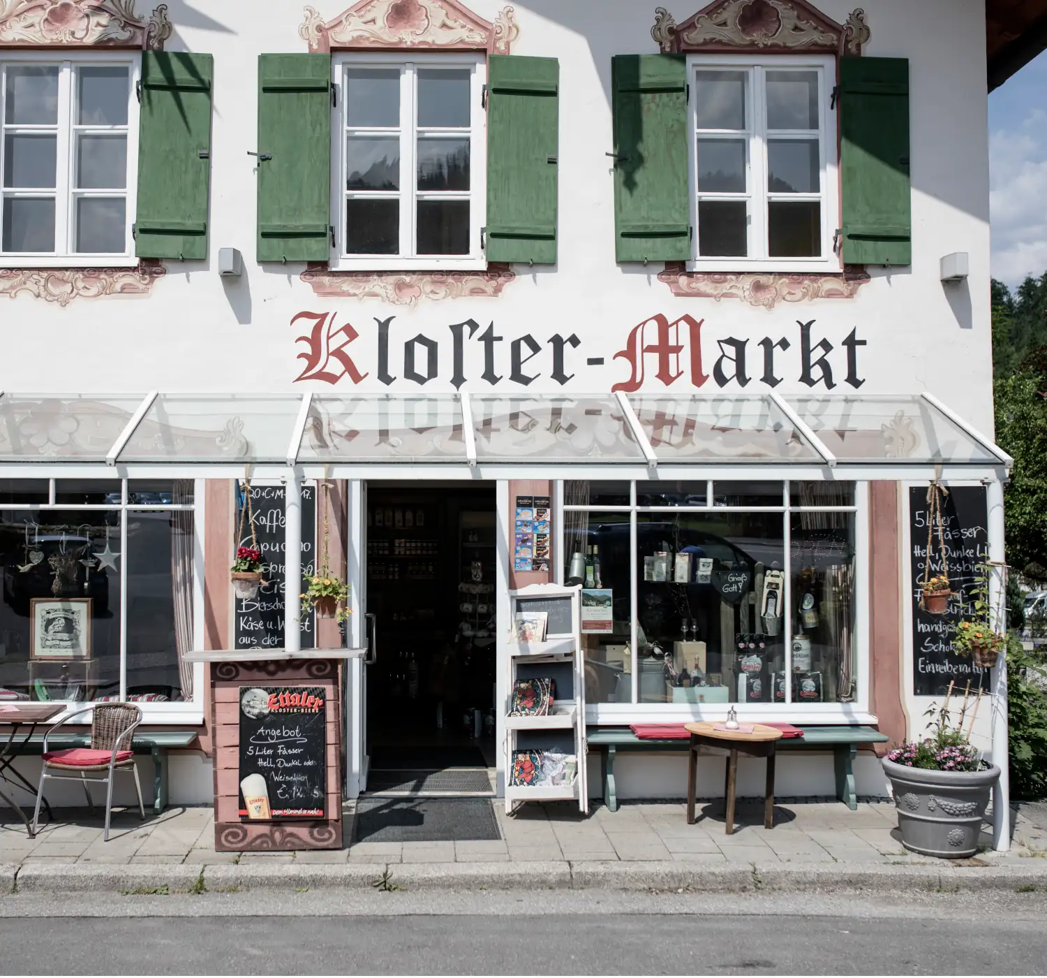 Der Kloster-Markt in Bayern bietet lokale Produkte und gemütliche Sitzgelegenheiten im Freien, ideal für einen Familienausflug.