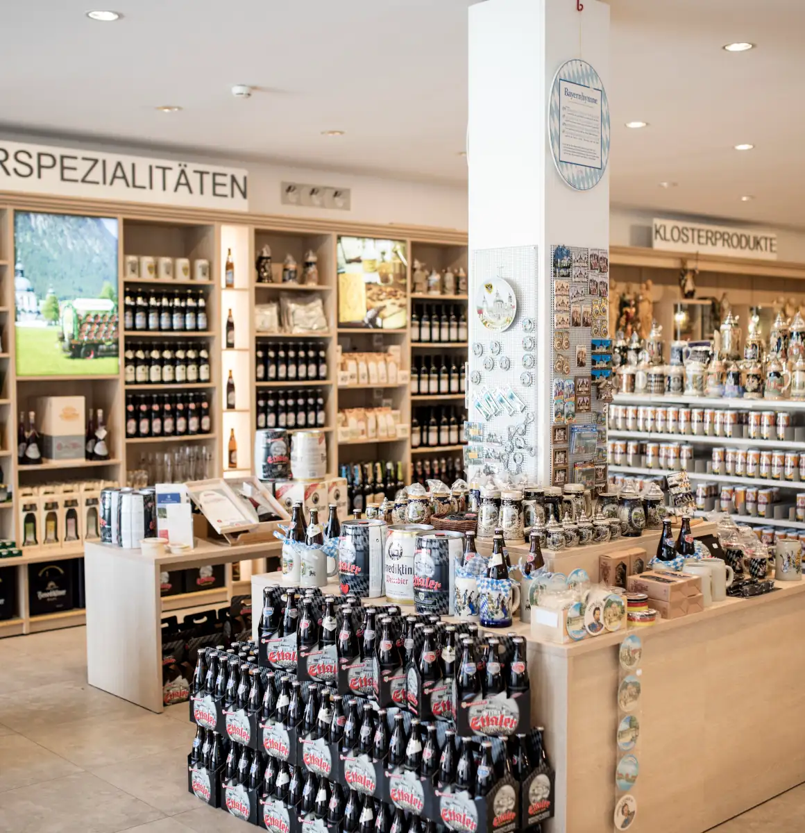 Kauf von bayerischen Spezialitäten im Souvenirladen mit regionalen Produkten und Bier Blick in einen Souvenirladen mit bayerischen Spezialitäten, Bierflaschen und typischen Souvenirs für Besucher der Region.